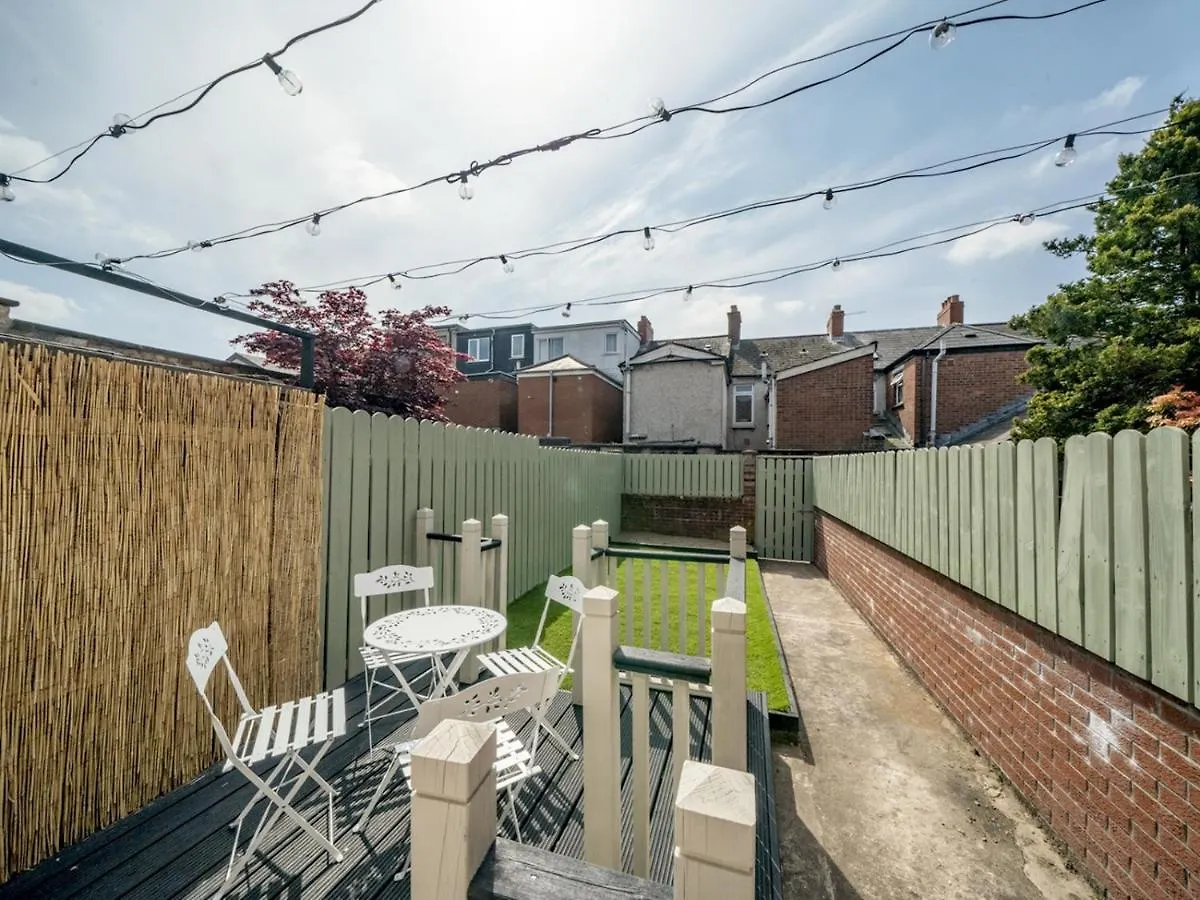 Feriehus Pass The Keys Amazing 2Br Townhouse In Fab District - Queens Uni Belfast